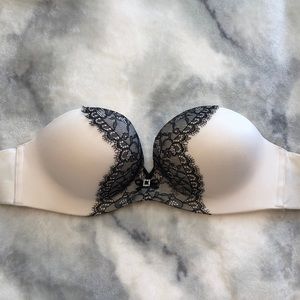 Victoria’s Secret bombshell strapless bra